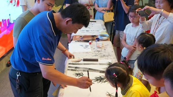 傳授盲畫技藝，共建有光世界——關(guān)愛盲童公益勵(lì)志活動(dòng)在南寧舉行